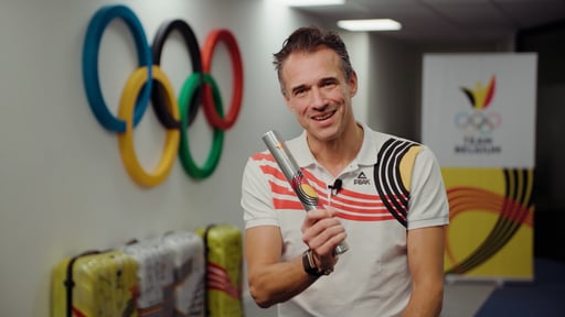 Cédric Van Branteghem geeft een Team Belgium aflossingsstok aan ISS